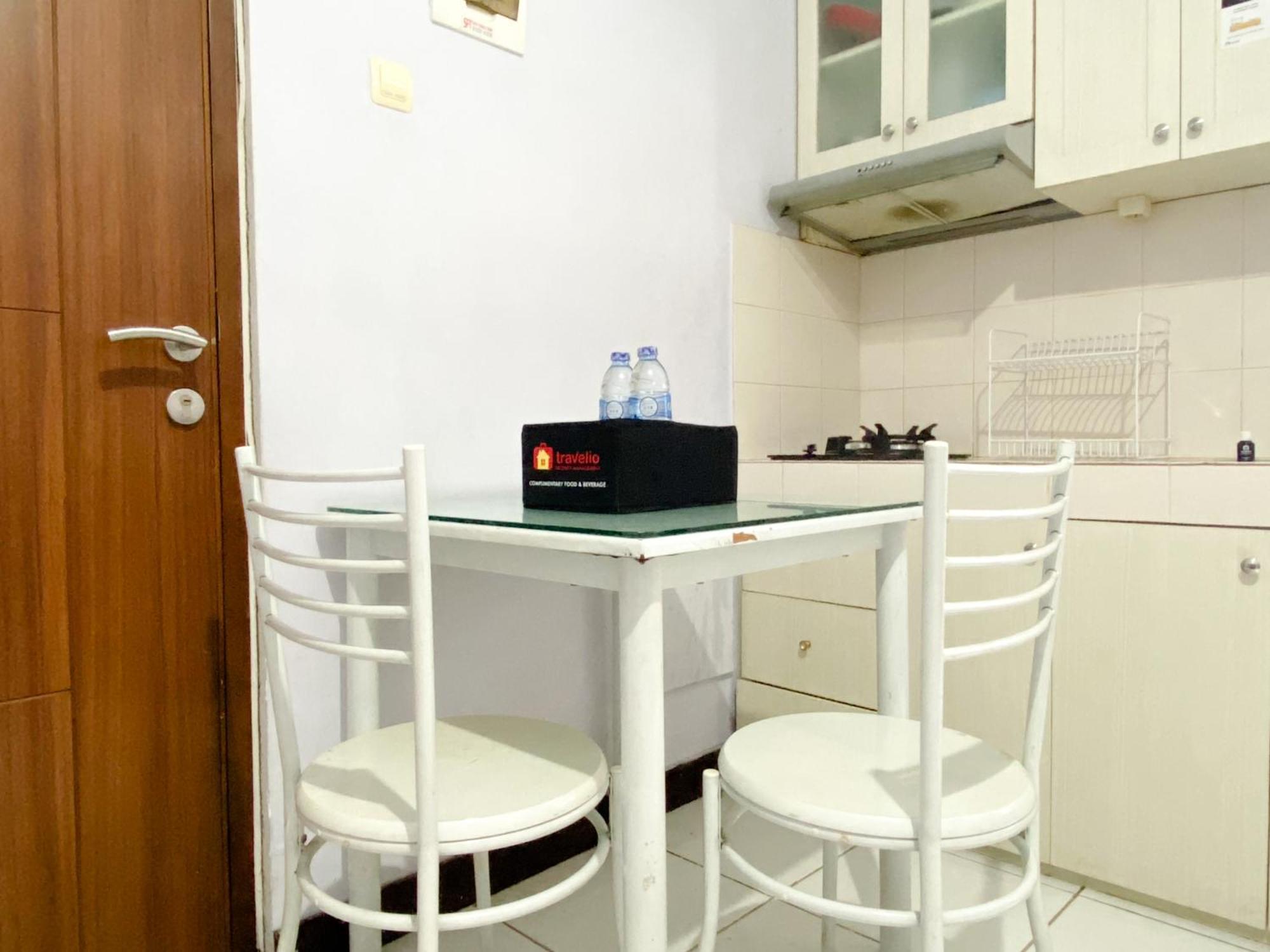 Homey And Cozy Living 2br Lagoon Town Square By Travelio Apartemen